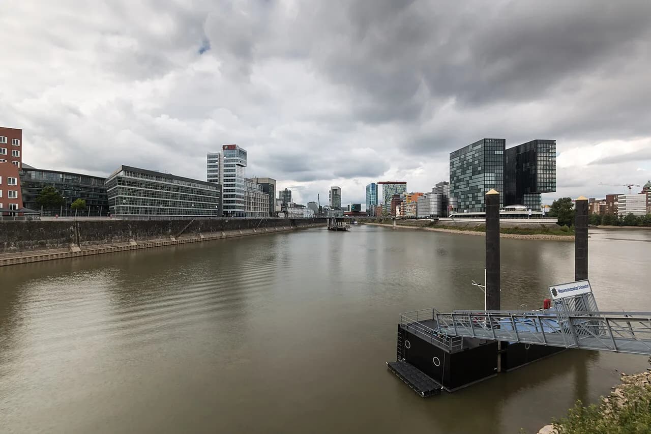 Dusseldorf Areas to Avoid: Safety Guide & Neighborhood Map