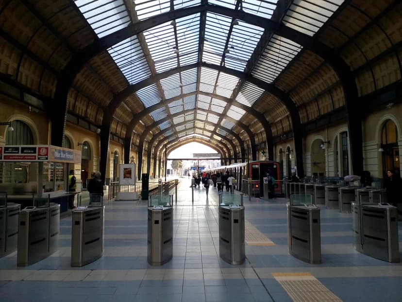 Piraeus Tourist Scams: Common Frauds & Port Safety Guide