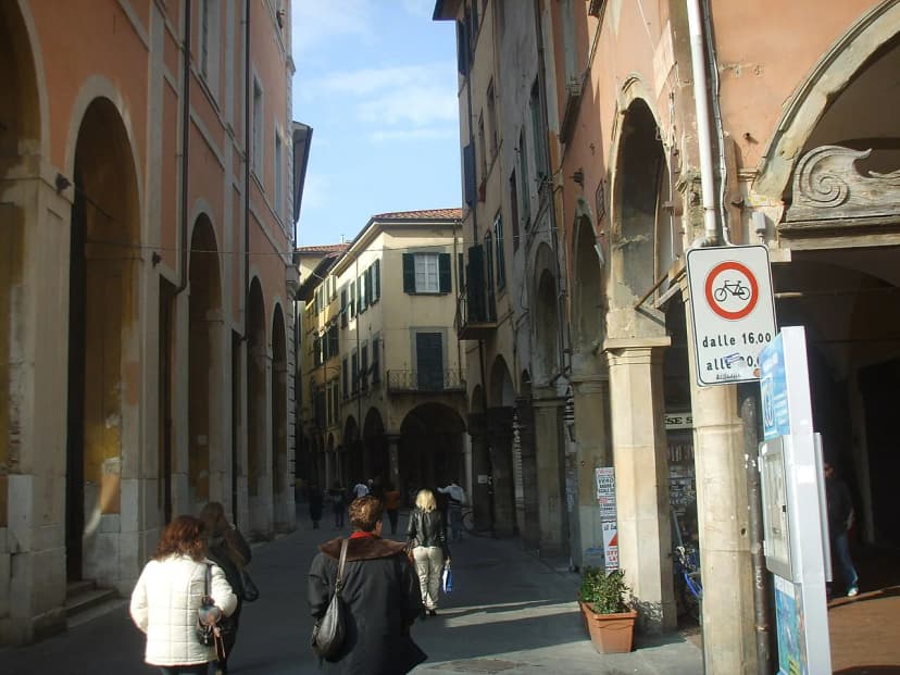 Pisa Public Transport Safety: Avoiding Pickpockets, Scams & Fines