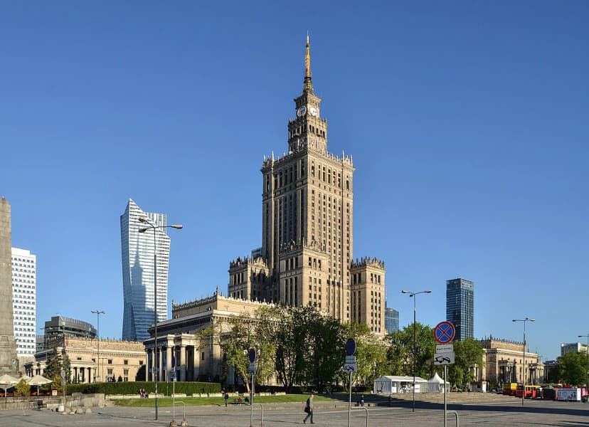 Warsaw Tourist Scams: 12 Traps to Avoid in 2026 (And What to Do Instead)