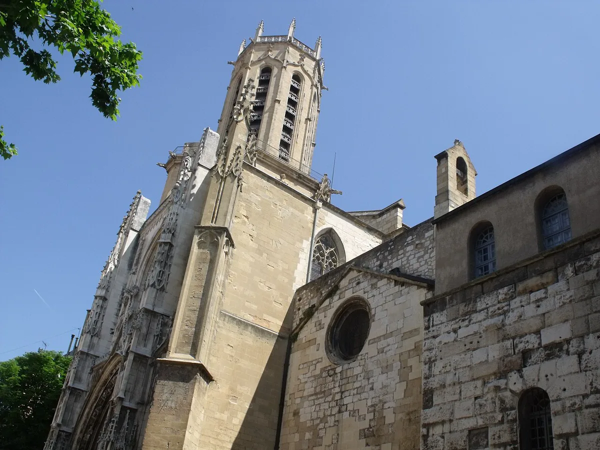 Busy tourist crowd in central Aix-en-Provence — 2