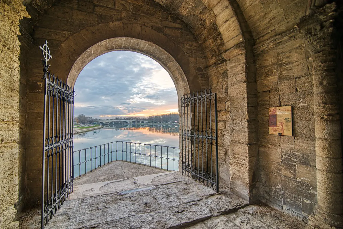 Avignon Areas to Avoid: Neighborhoods Outside the Walls