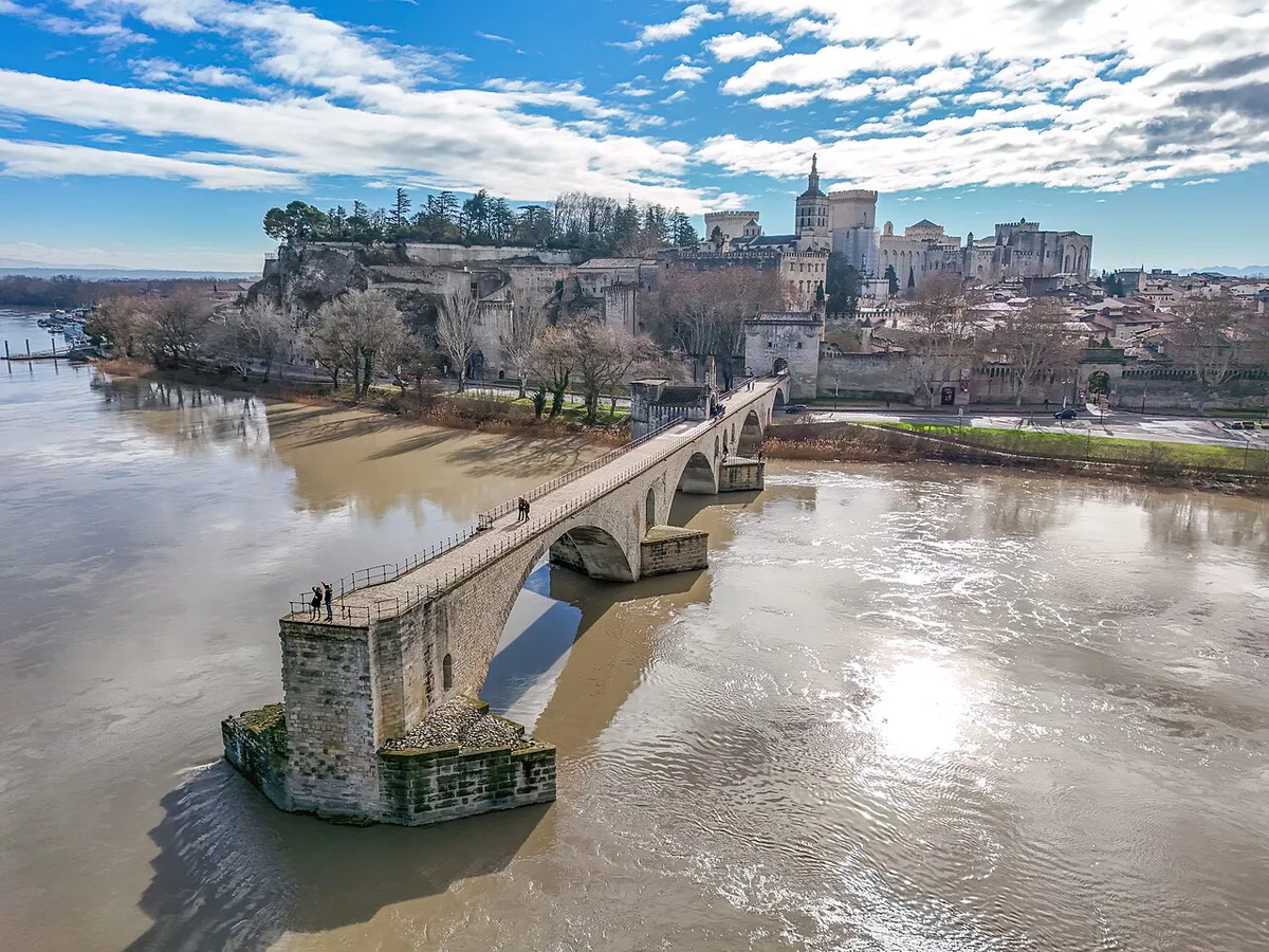 Street view in a residential district of Avignon — 2