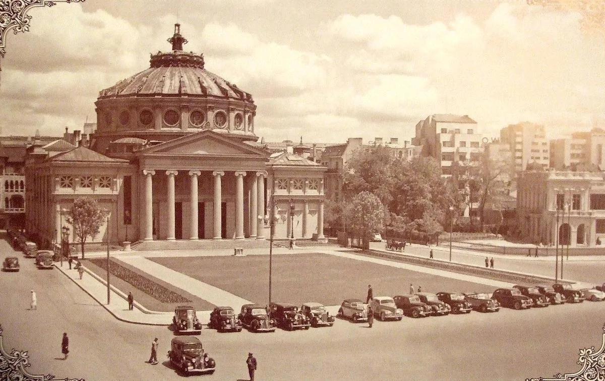 Busy tourist crowd in central Bucharest — 1