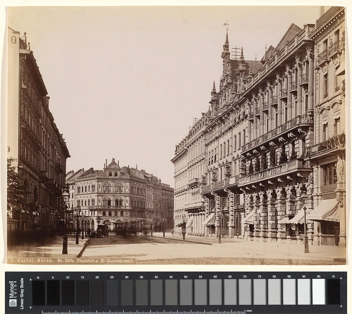 Street view in a residential district of Frankfurt — 2