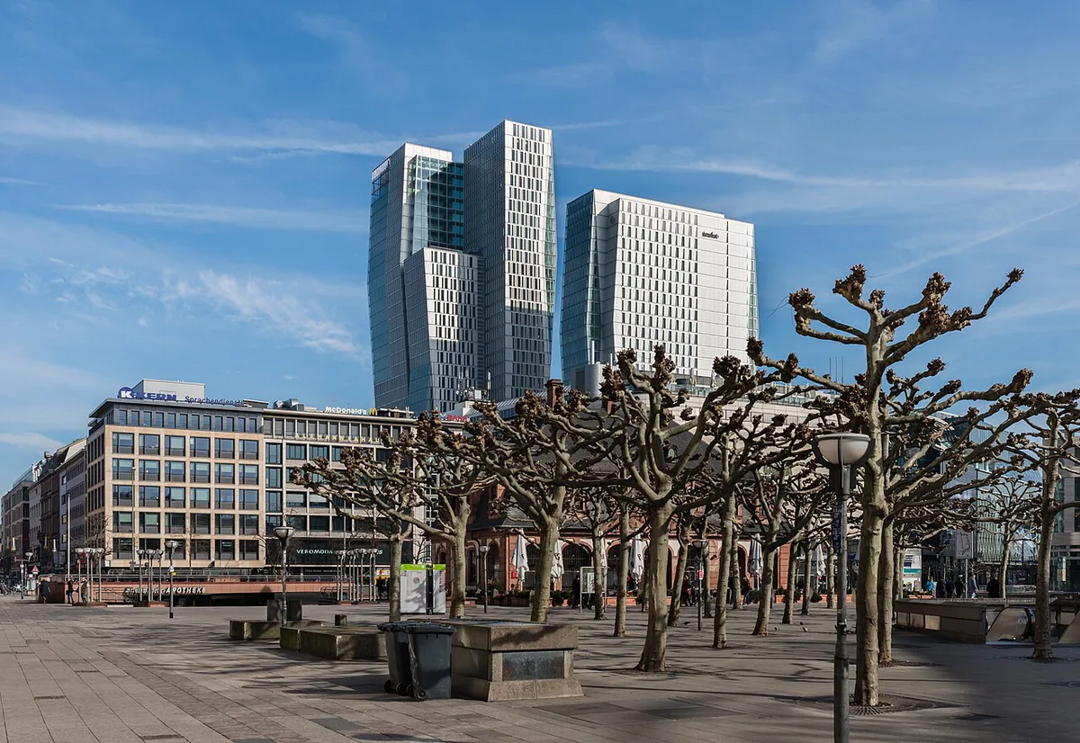 Busy crowd near the main station in Frankfurt — 2