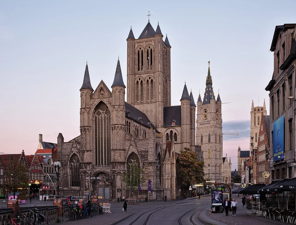 Busy tourist crowd in central Ghent — 2
