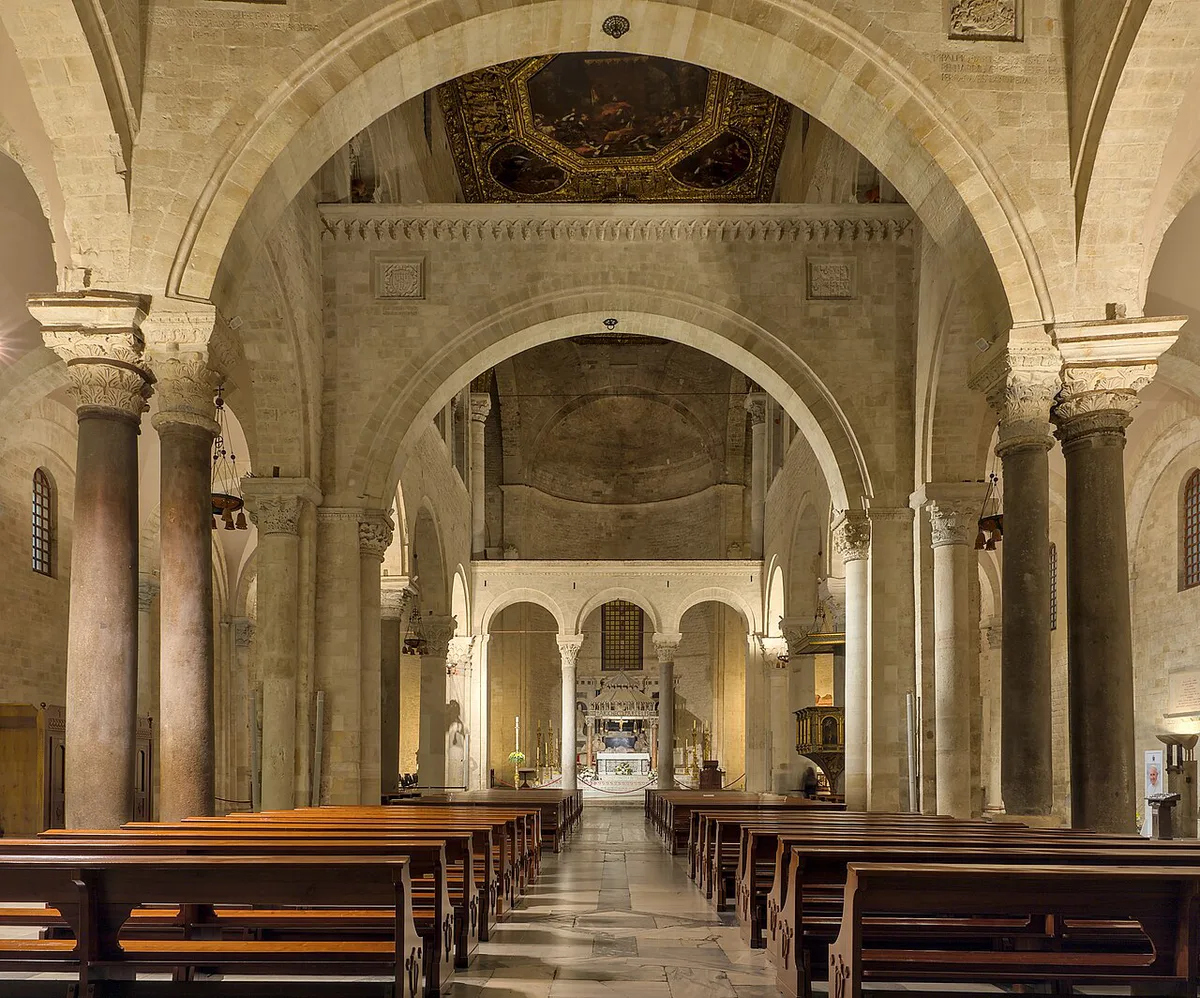 Bari Vecchia old town lanes near Basilica San Nicola in the evening — 1