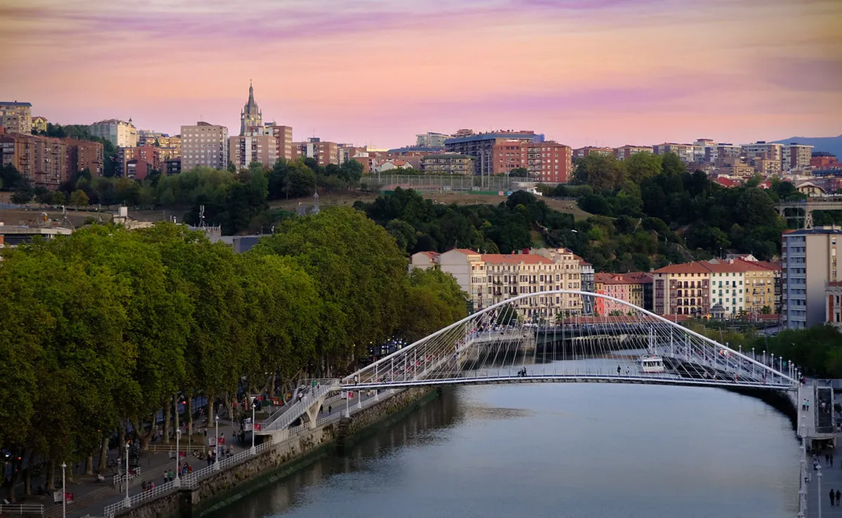 When to Walk, Use Transit, or Take a Taxi in Bilbao