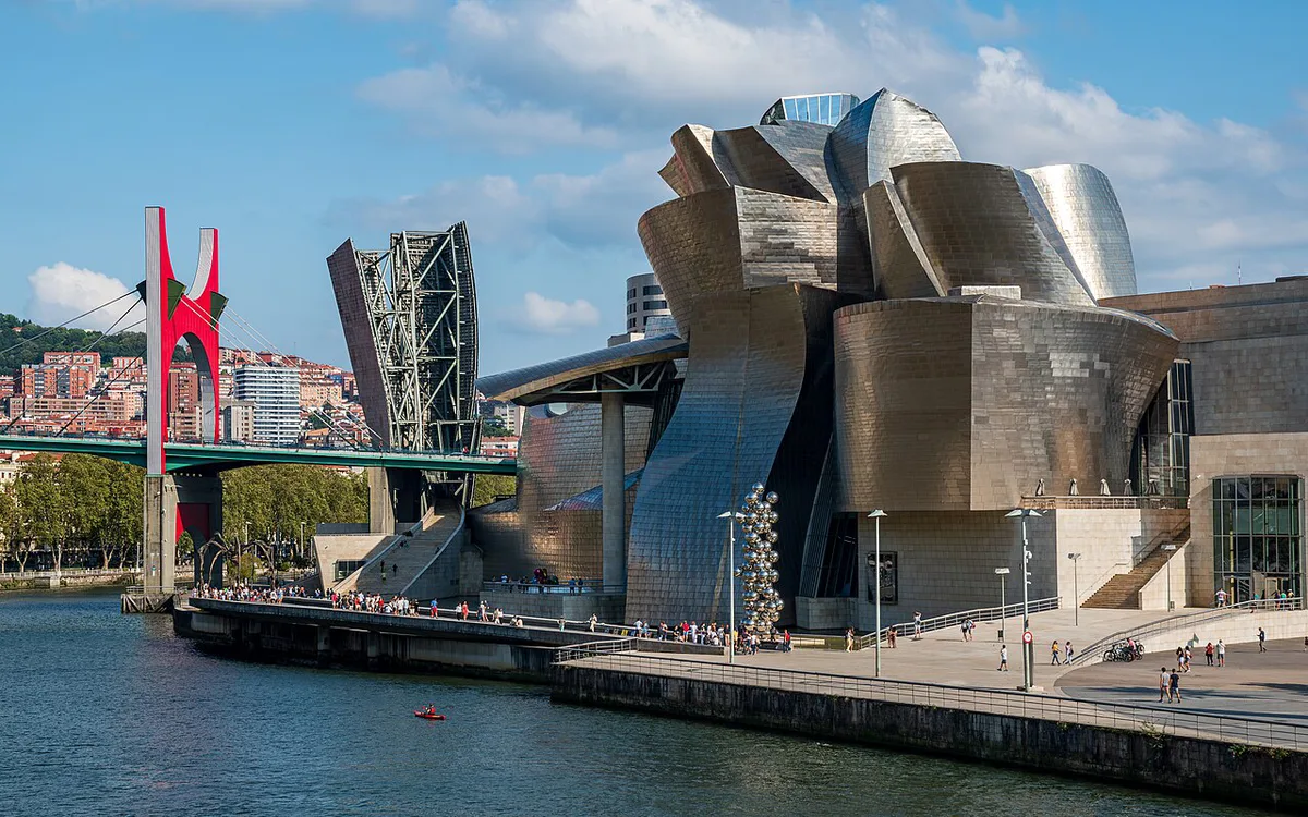 Bilbao Casco Viejo with the Ribera market on the ria — 1