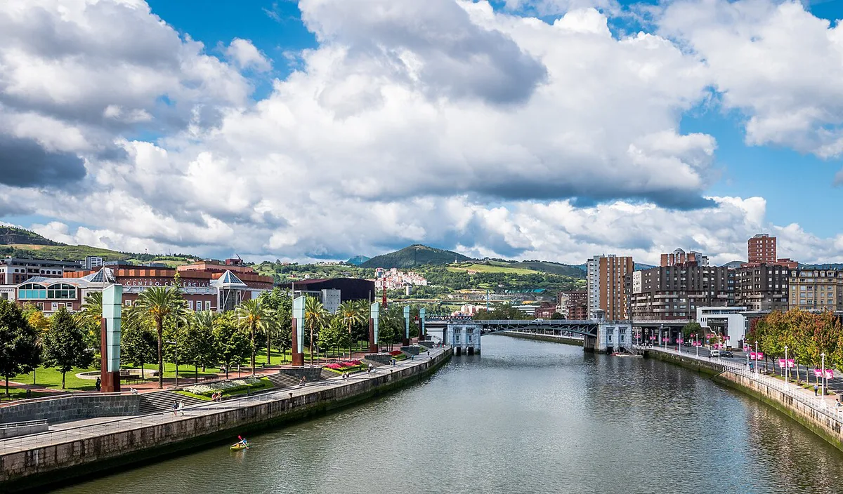 Bilbao Casco Viejo with the Ribera market on the ria — 2