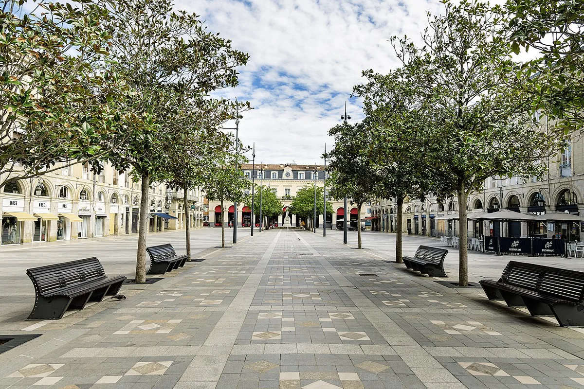 (Castres) La place Jean Jaurès vu la Fontaine des Angelots — 2