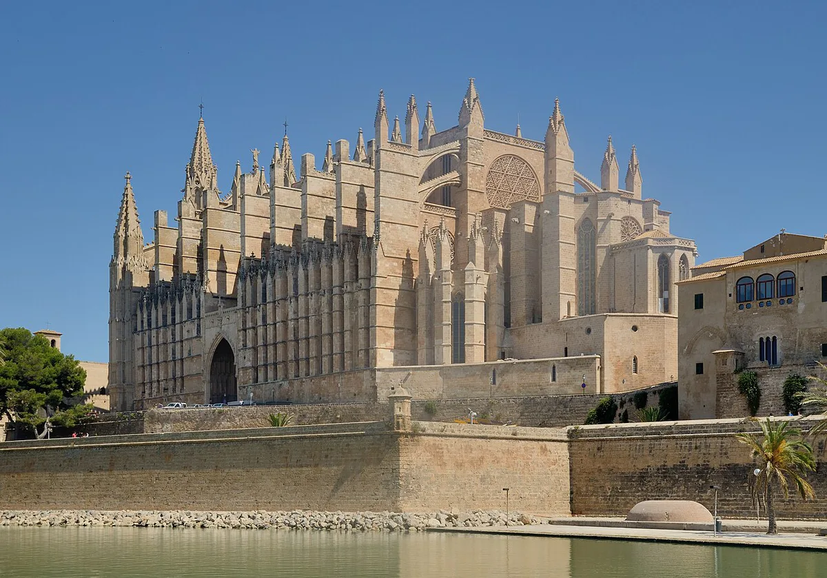 Palma de Mallorca cathedral above the seafront — 1