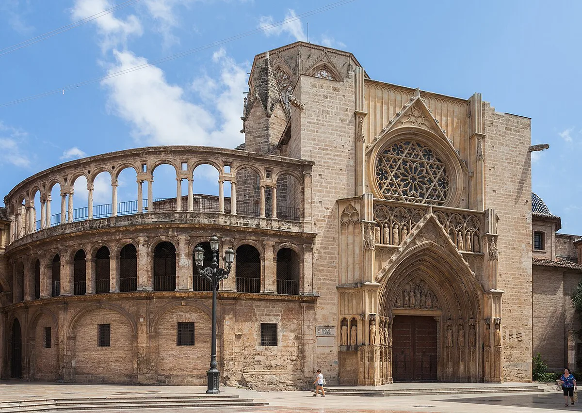 Valencia Plaza de la Virgen with the cathedral in evening light — 2