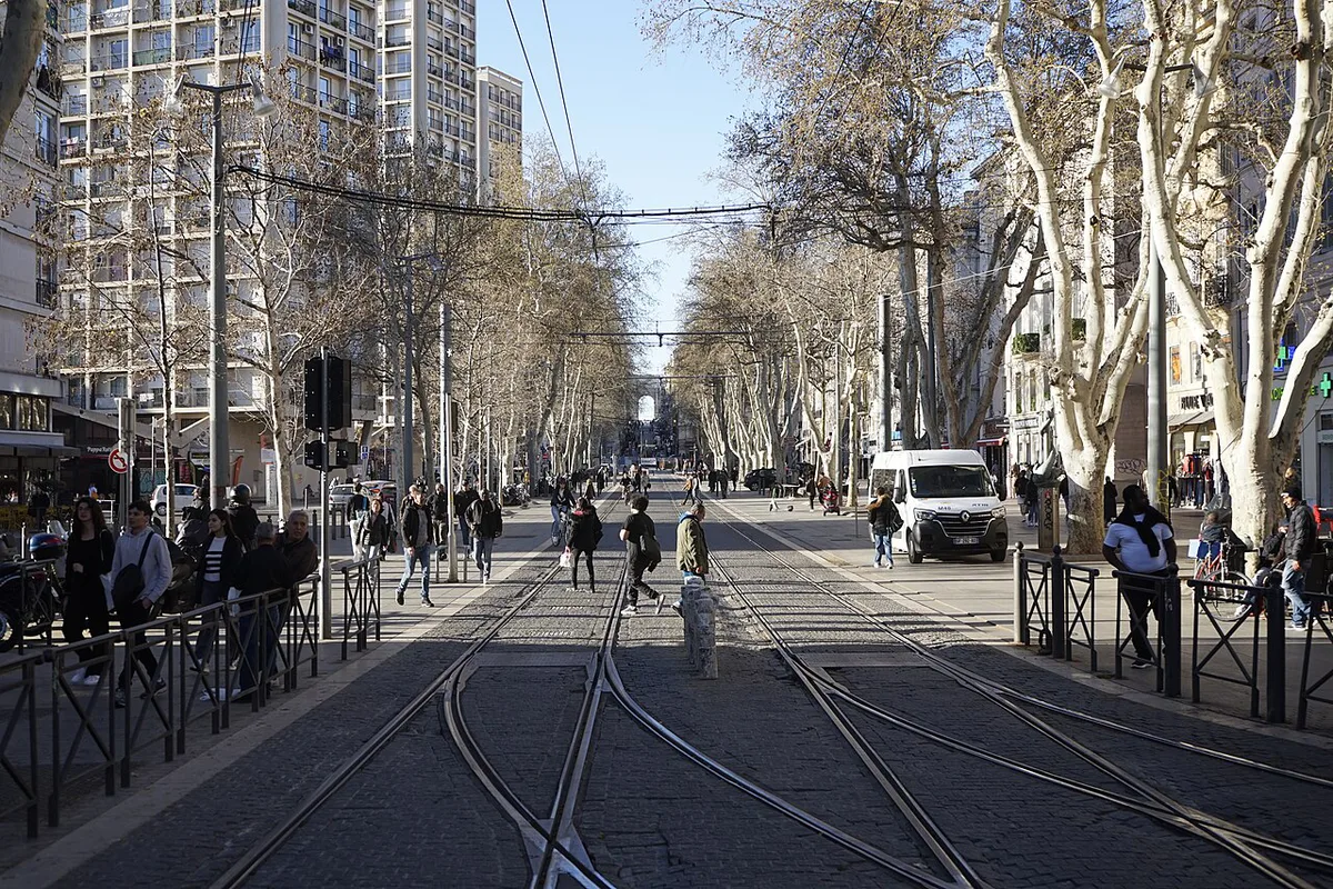 Street view in a residential district of Marseille — 1