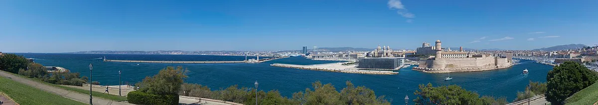 Street view in a residential district of Marseille — 2