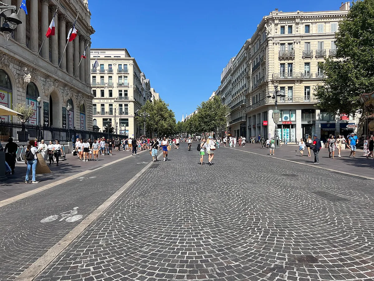 Busy crowd near the main station in Marseille — 1