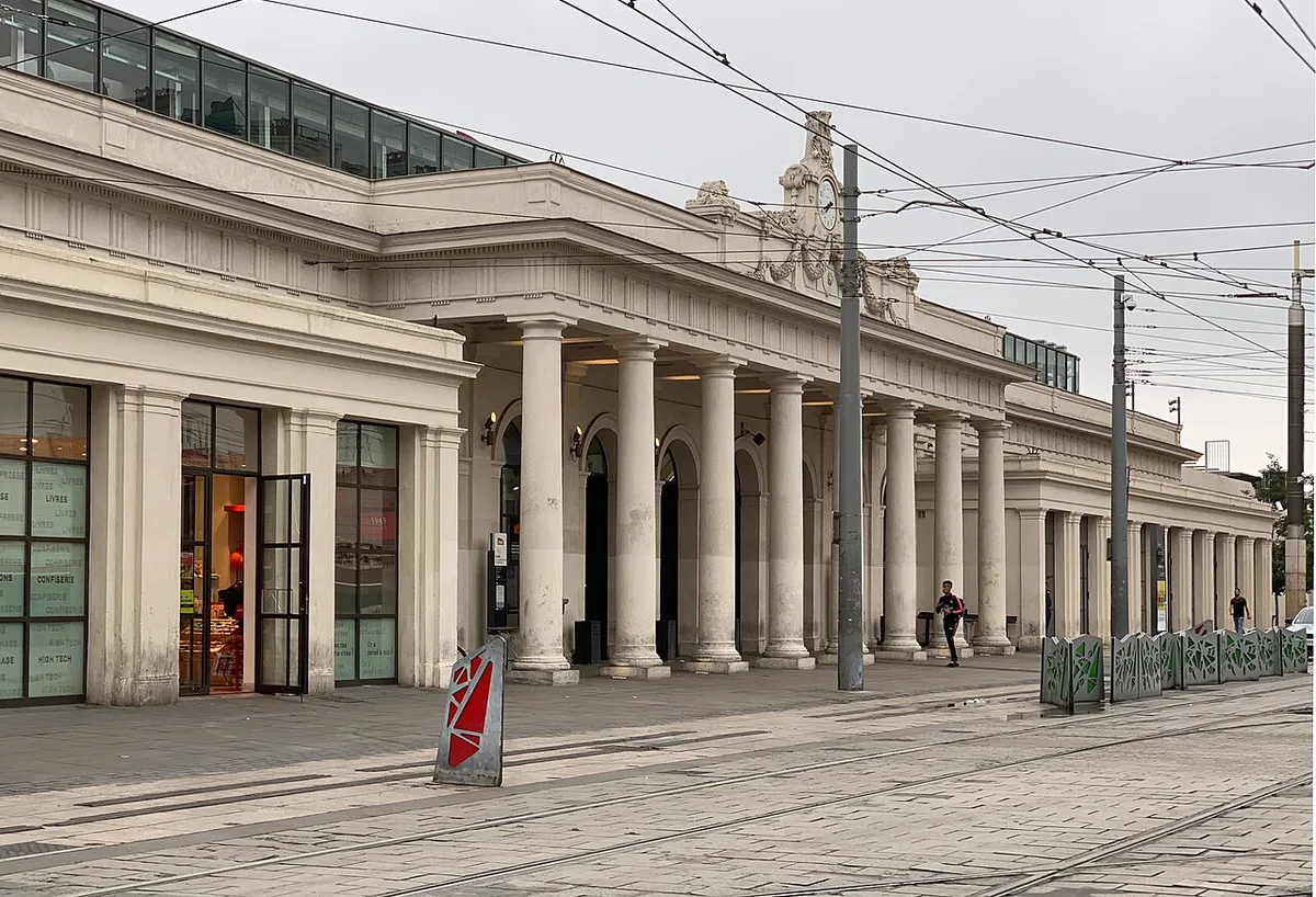 Street view in a residential district of Montpellier — 1