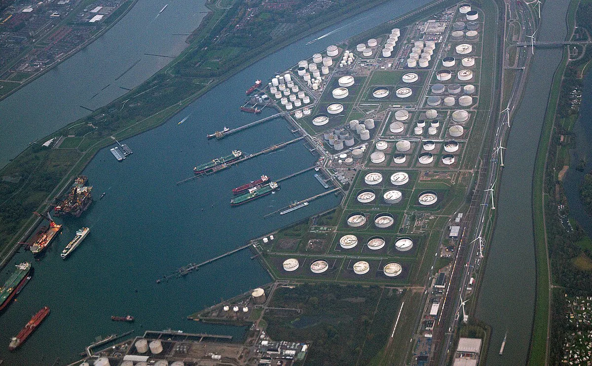 2019.10-482-153bp2 aerial view of Zevende Petroleumhaven Europoort Rotterdam NL wed23oct2019-1818h — 2