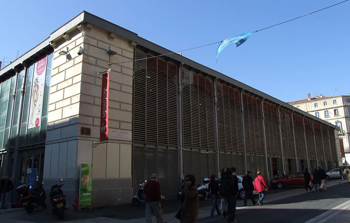 Busy crowd near the main station in Montpellier — 1