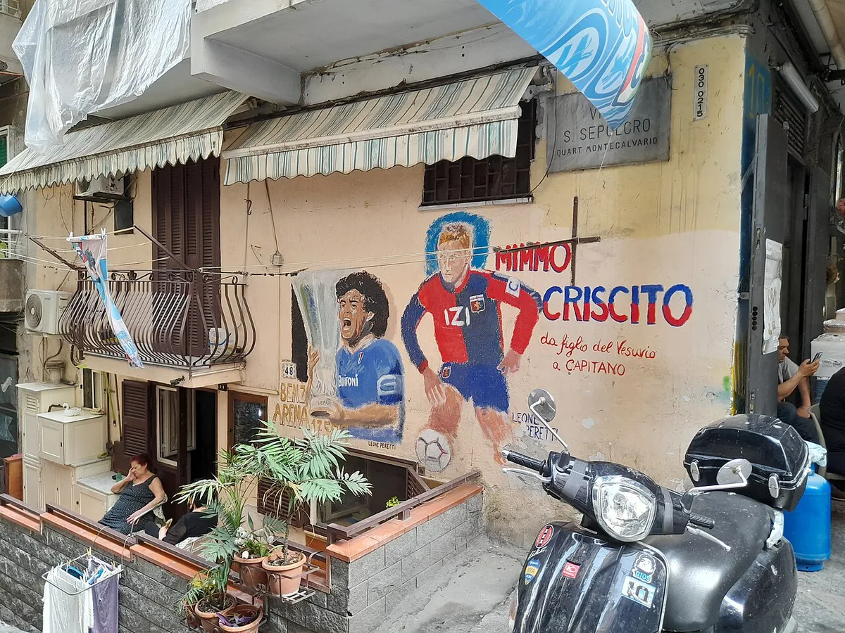 Busy tourist crowd in central Naples — 2