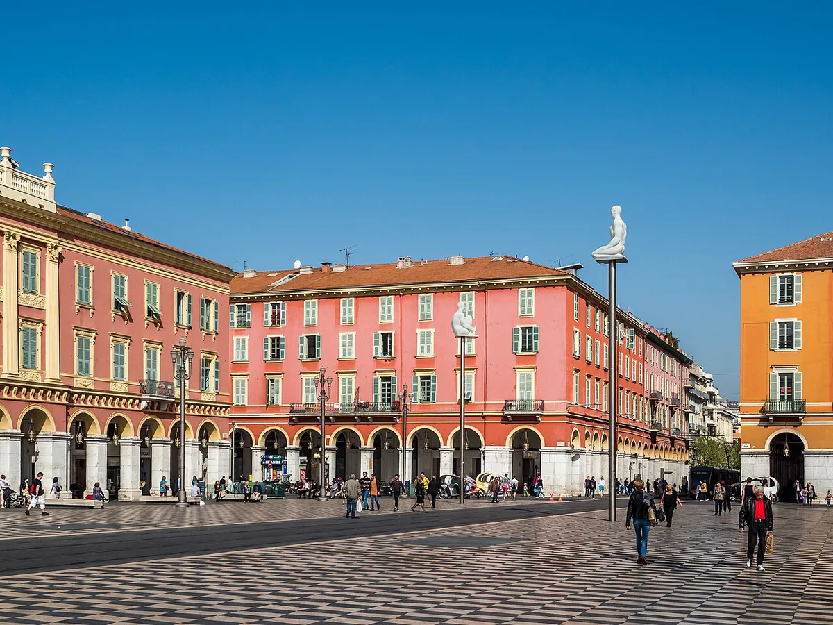 A residential district street in Nice — 1