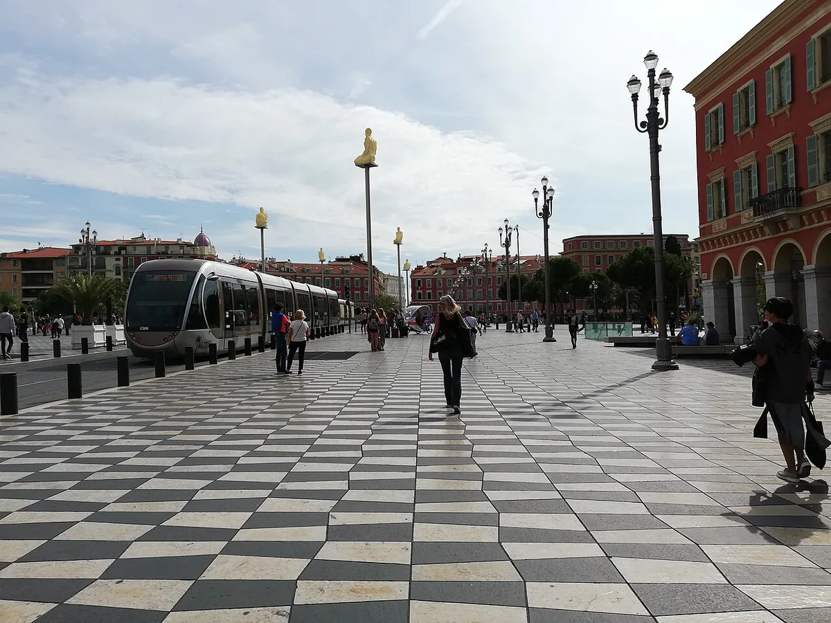 Busy tourist crowd in central Nice — 1