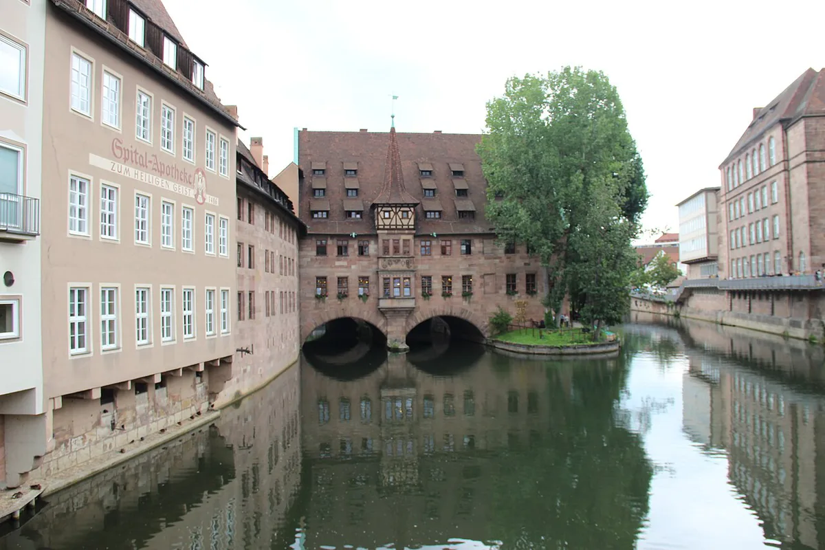 Busy tourist crowd in central Nuremberg — 2