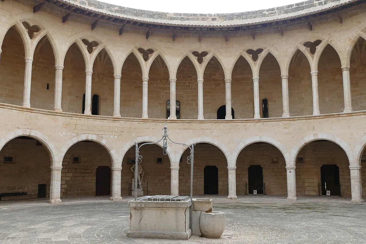 Well in the courtyard of Bellver Castle 01 — 2
