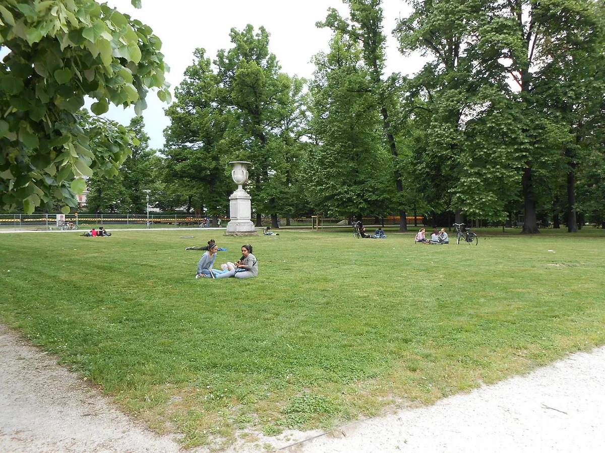 Busy tourist crowd in central Parma — 2