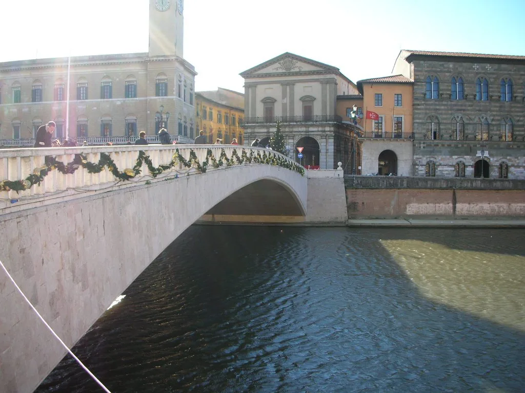 Busy tourist crowd in central Pisa — 2