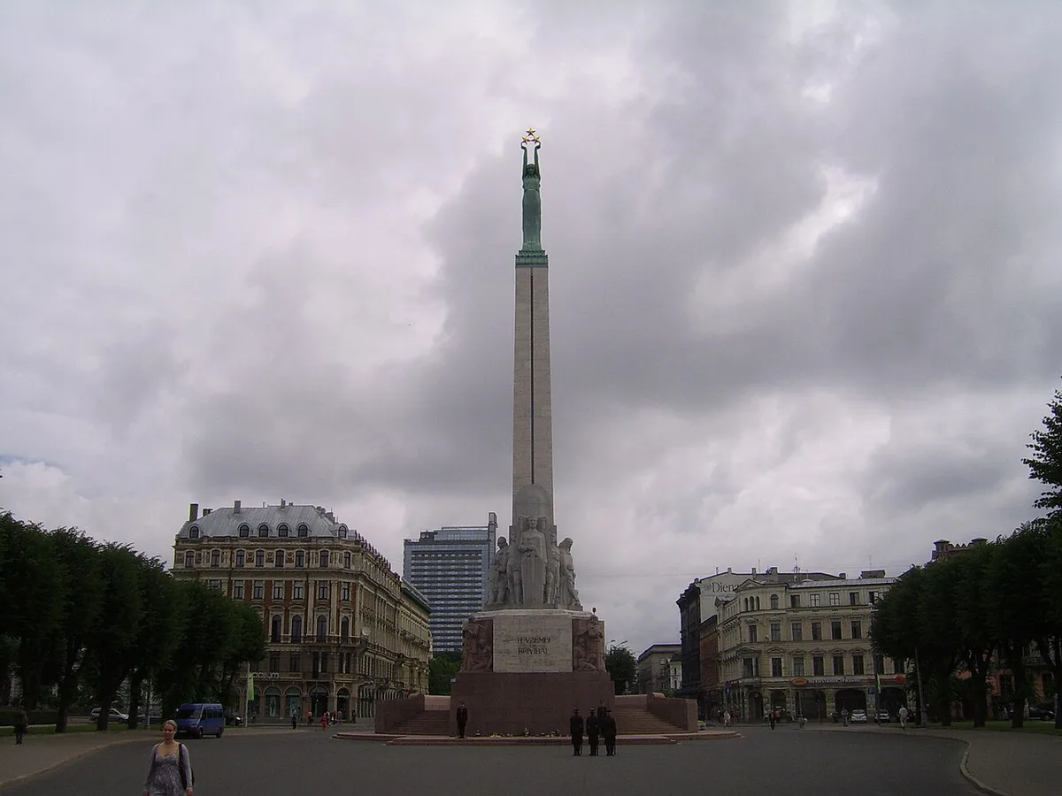 Busy tourist crowd in central Riga — 1
