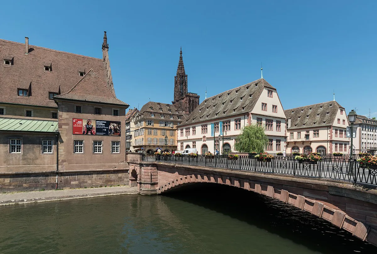 Busy crowd near the main station in Strasbourg — 2