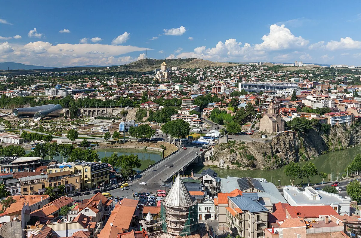 Busy tourist crowd in central Tbilisi — 1