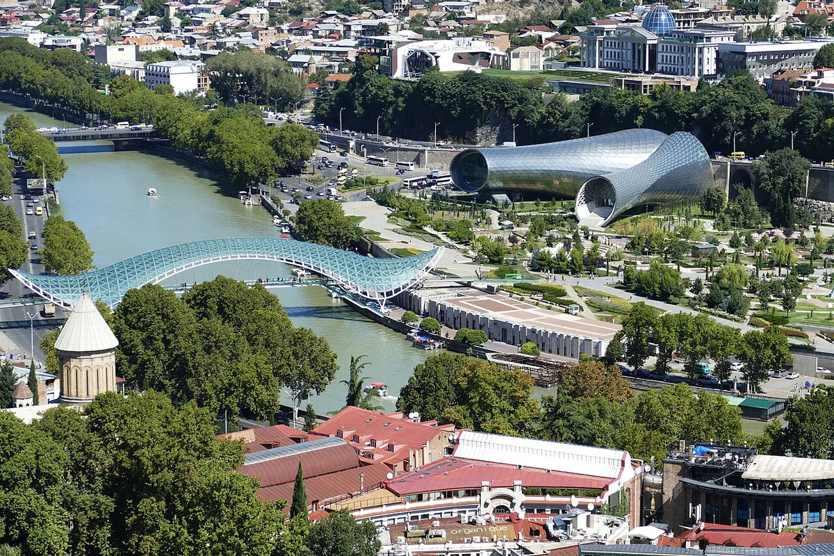 Busy tourist crowd in central Tbilisi — 2