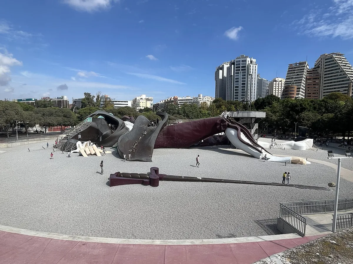 Street view in a residential district of Valencia — 1