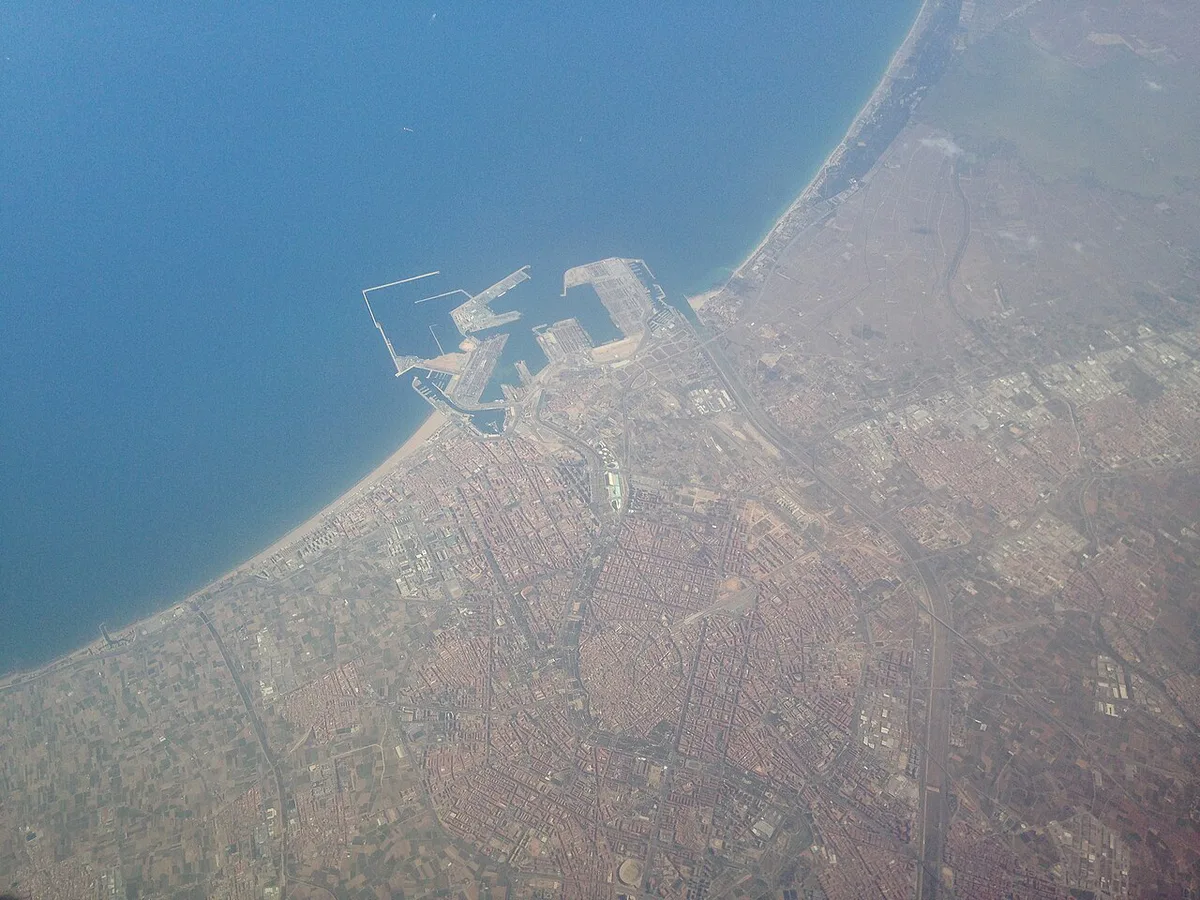 Street view in a residential district of Valencia — 2
