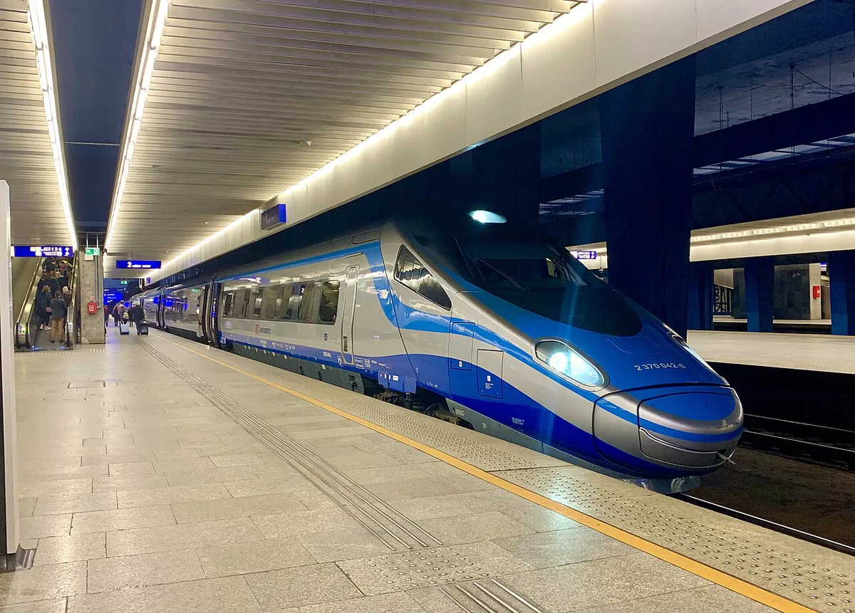 Pendolino at Warszawa Centralna Train station platform — 2