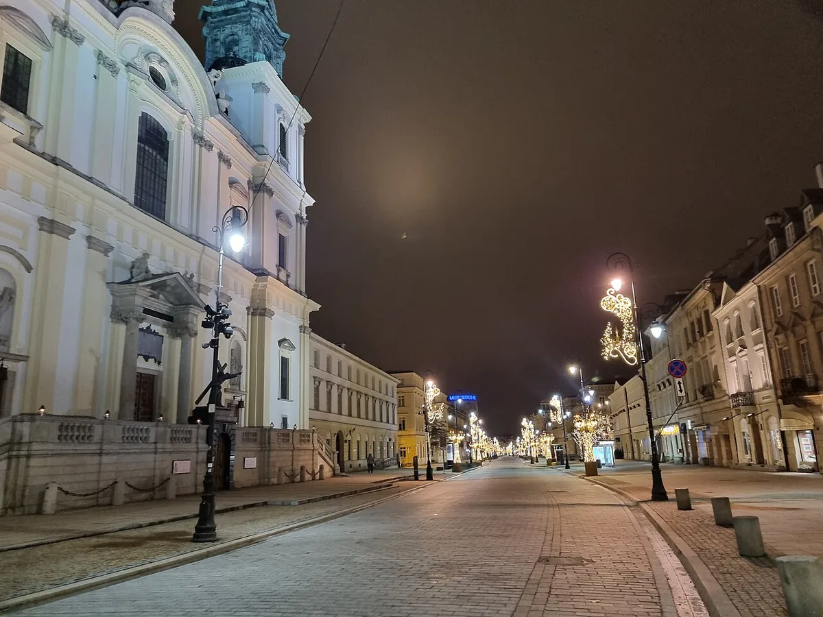 Busy tourist crowd in central Warsaw — 1